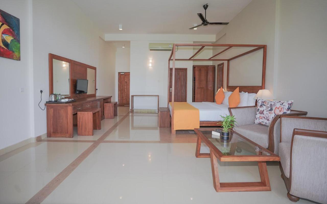 Hotel Breeze Pasikudah à Passikudah Extérieur photo